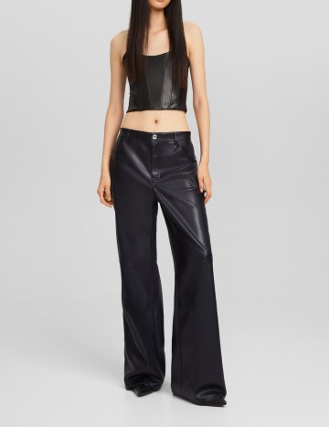 Pantaloni imitație din piele Bershka, negru