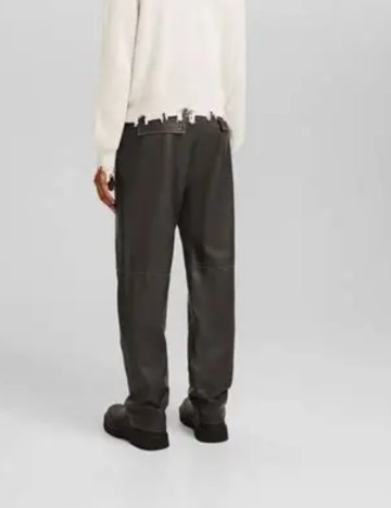 Pantaloni imitație din piele Bershka, gri