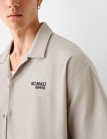 Cămașă cu m&acirc;necă scurtă Bershka, bej