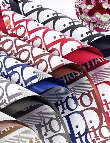 H&acirc;rtie de &icirc;mpachetat cu model Shein, negru