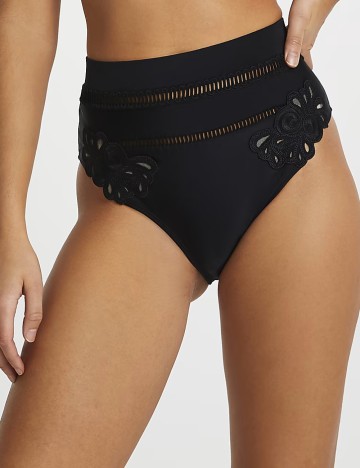 Slip River Island, negru