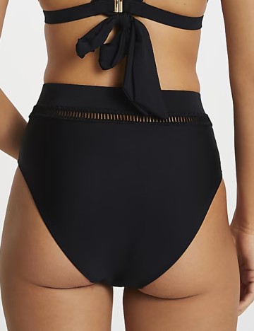 Slip River Island, negru